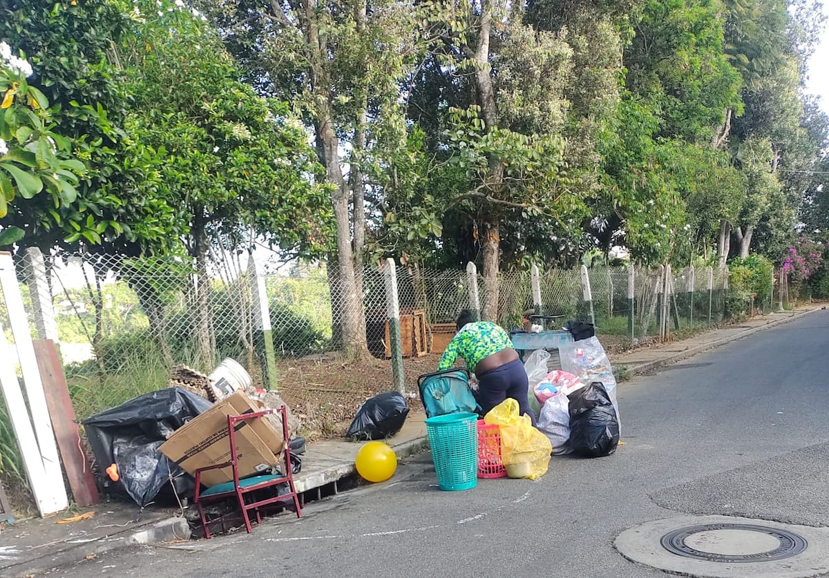 Improvisado sitio de reciclaje en la calle 36 con carrera 2a. (Foto suministrada por Beatriz Moreno / VANGUARDIA)