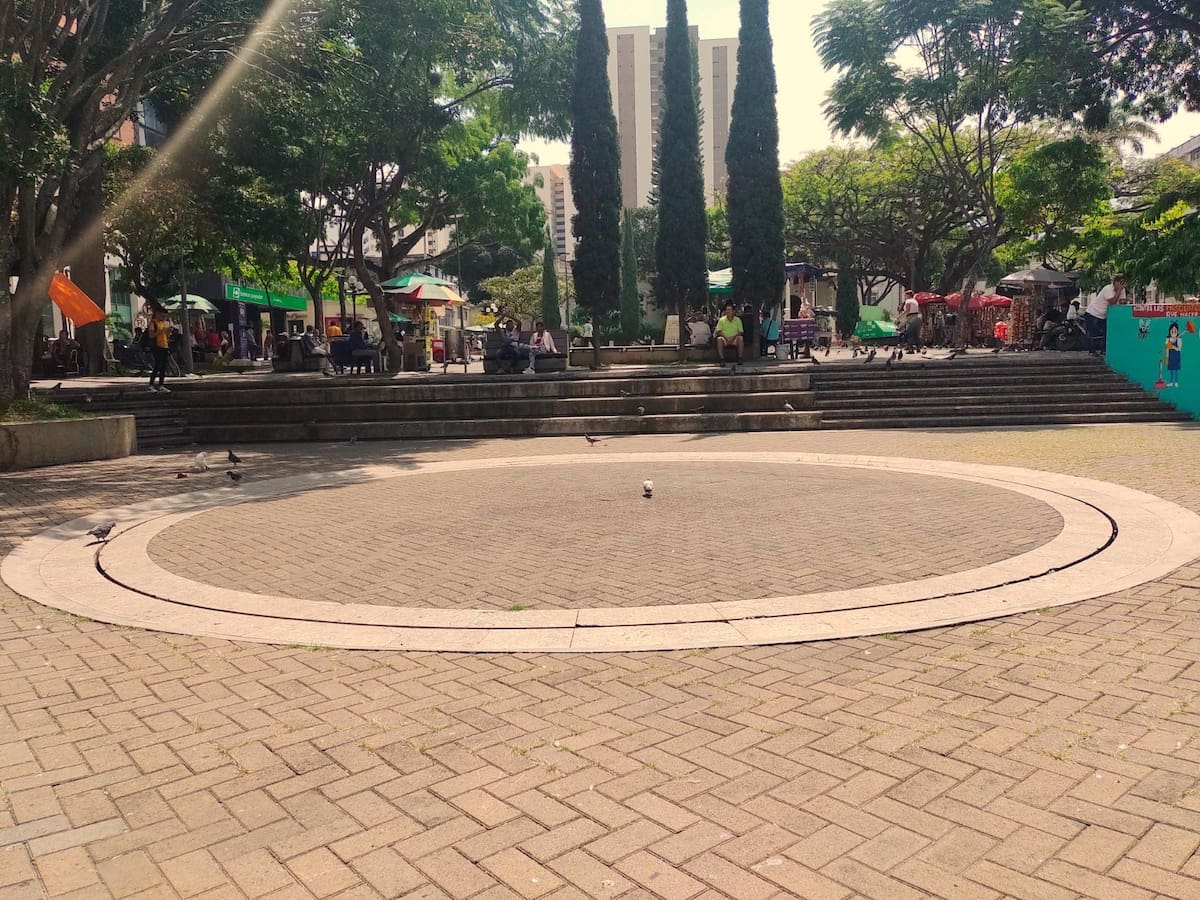 Esto es lo que se ve hoy de la antigua fuente de agua del Parque Santander.