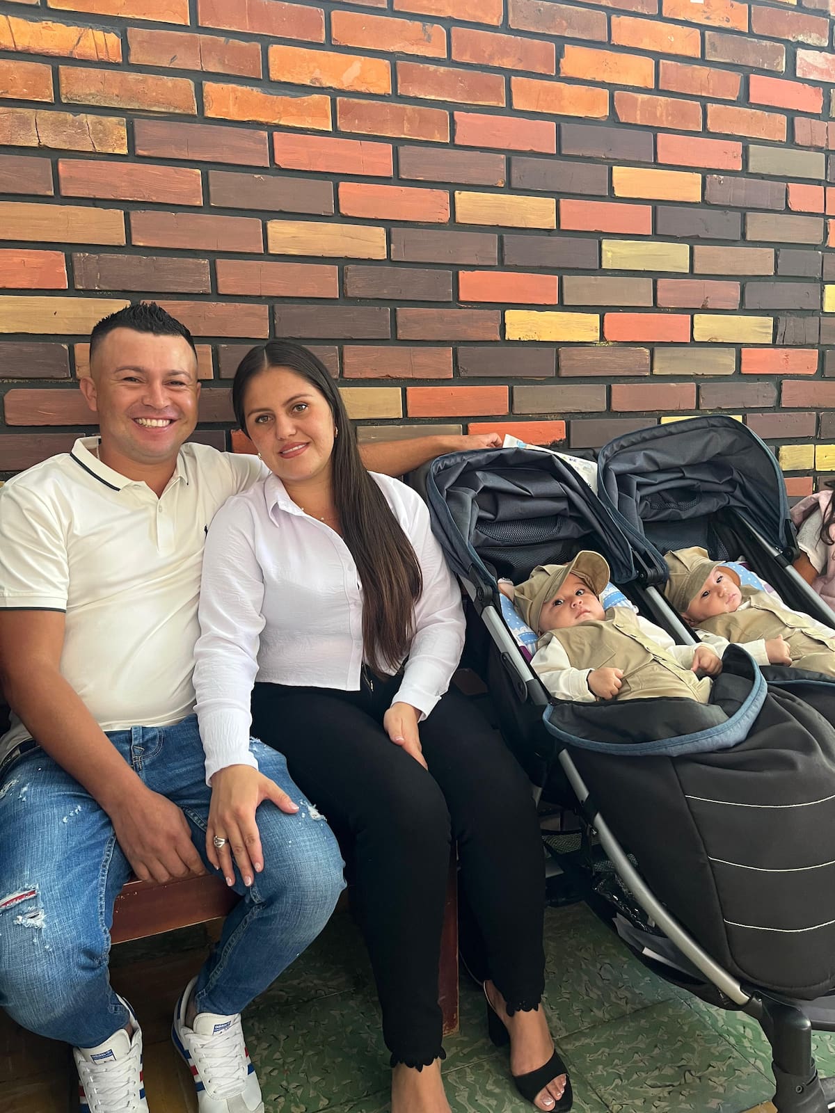 Los orgullosos padres de los bebés que nacieron la noche en la que el Atlético Bucaramanga alcanzó su primera estrella.