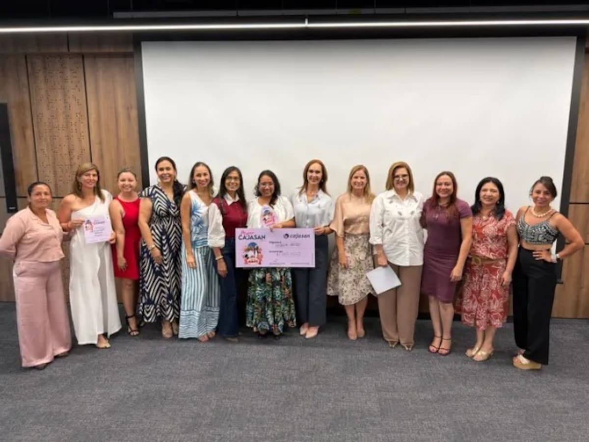 Ceremonia de entrega del galardón de Mujer Cajasan 2026. La jornada contó con la presencia de Victoria Casallas, primera dama del departamento de Santander.