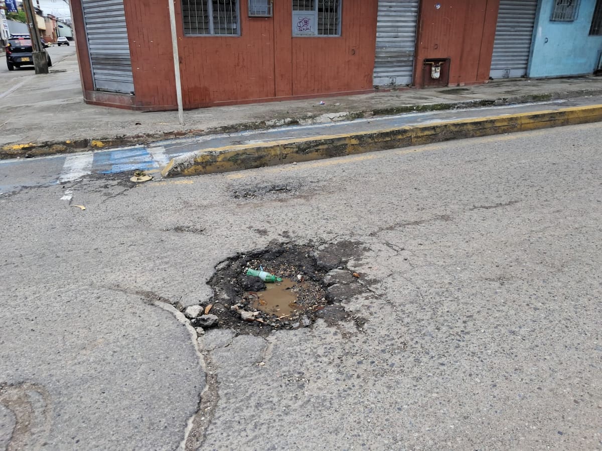 Tremendo cráter sobre la calle 33 con carrera 12. (Foto suministrada / VANGUARDIA)