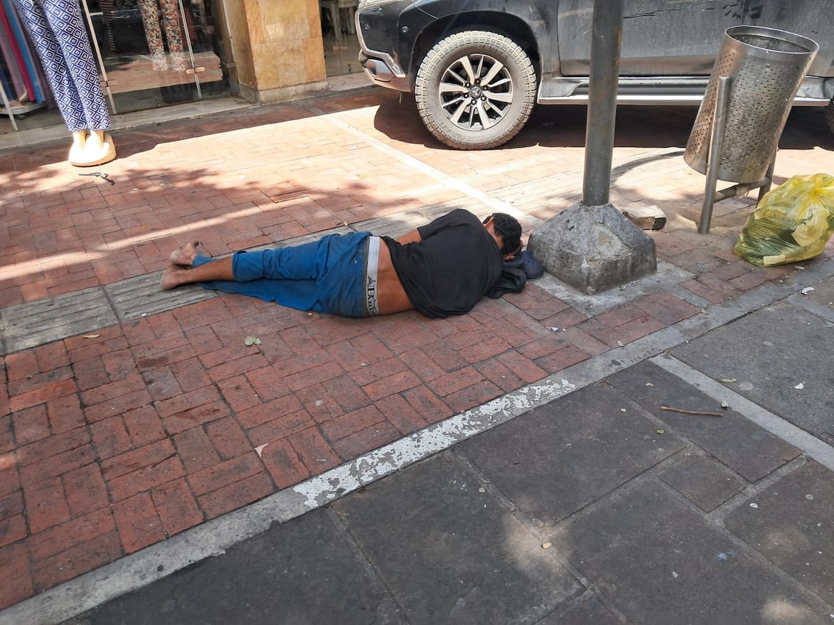 Paseo del Comercio: este tramo peatonal, según nuestro lector Luis Jairo Murcia Sandoval, es otra zona invadida por personas en situación de calle. (Foto suministrada / VANGUARDIA)