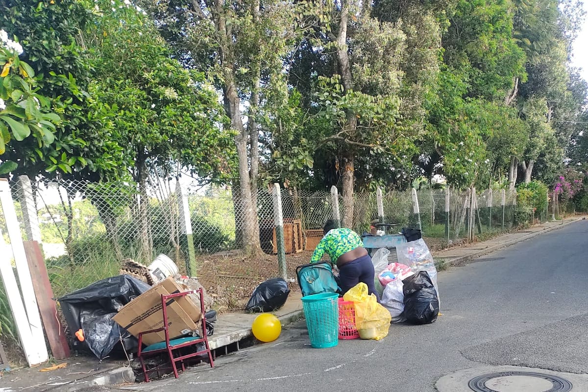 Desorden en la calle 36 con 2A. (Foto suministrada por Beatriz Moreno / VANGUARDIA)