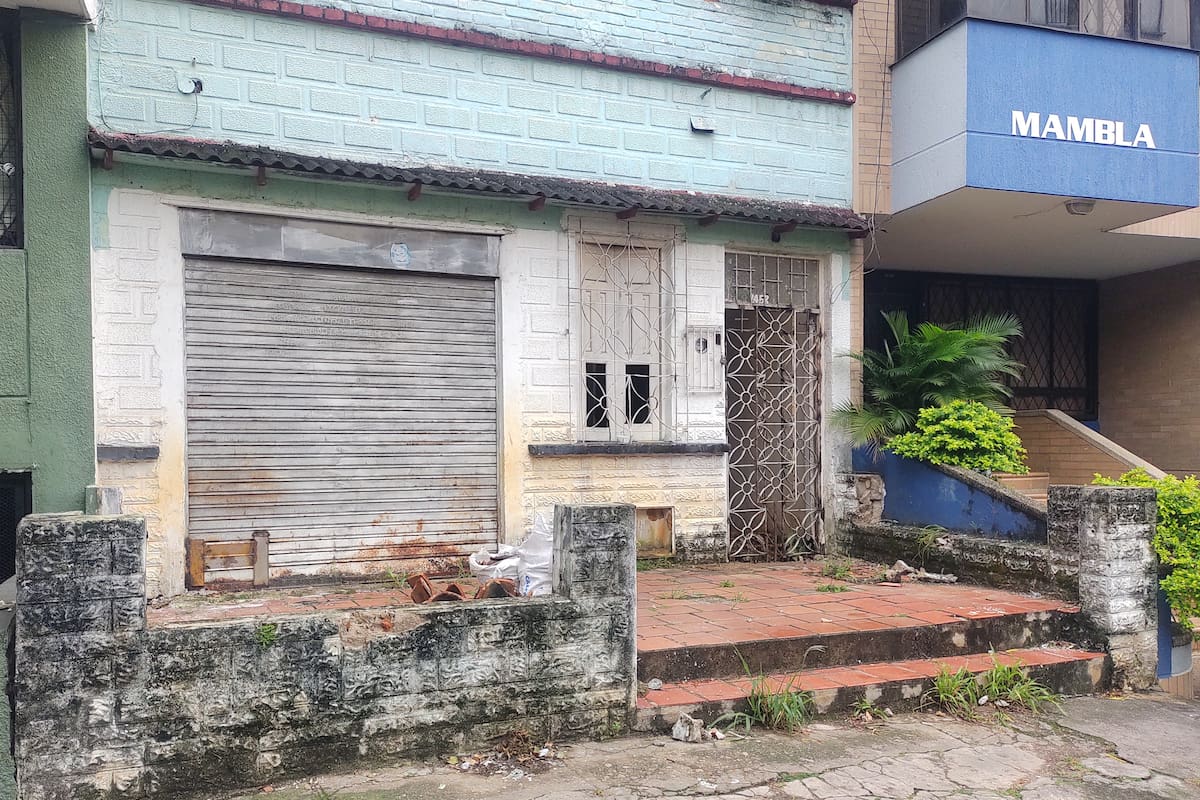 Este predio de la carrera 24, del barrio Alarcón de Bucaramanga, está convertido en guarida de delincuentes. (Foto suministrada por Julio Cesar Manosalva/ VANGUARDIA)