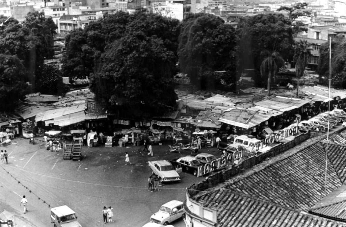 Así lucían hace medio siglo las ventas ambulantes en el parque Centenario de Bucaramanga (Foto: Archivo/ VANGUARDIA LIBERAL)