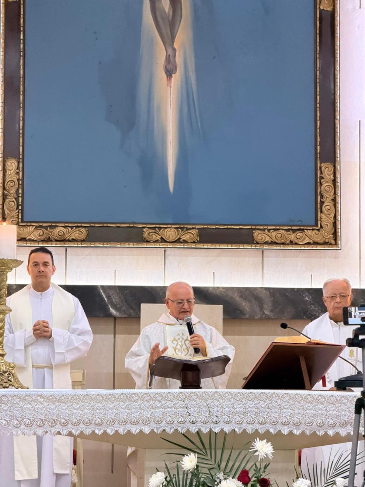 El sacerdote Roque Julio Quintero Rueda es el párroco actual de San Pío X. La misa de sus 50 años la presidió en compañía de su hermano Rubén, quien también es sacerdote.