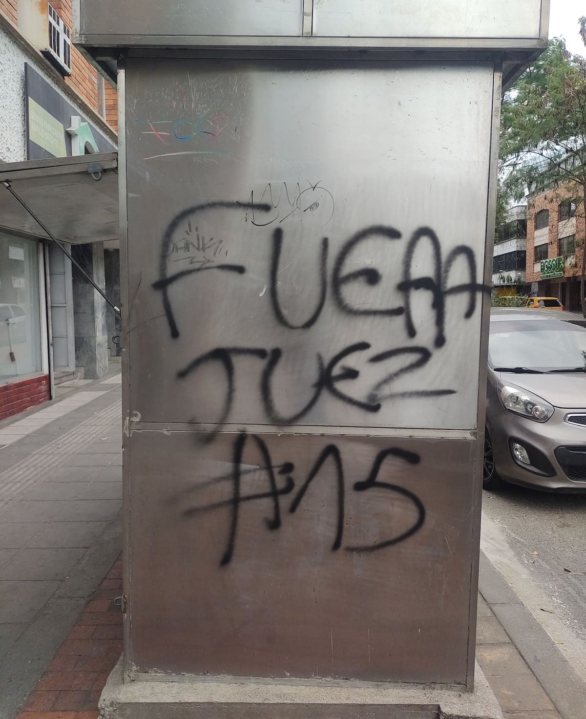 Esta caseta de revistas también fue blanco de actos vandálicos. (Foto: Euclides Kilô Ardila / VANGUARDIA)