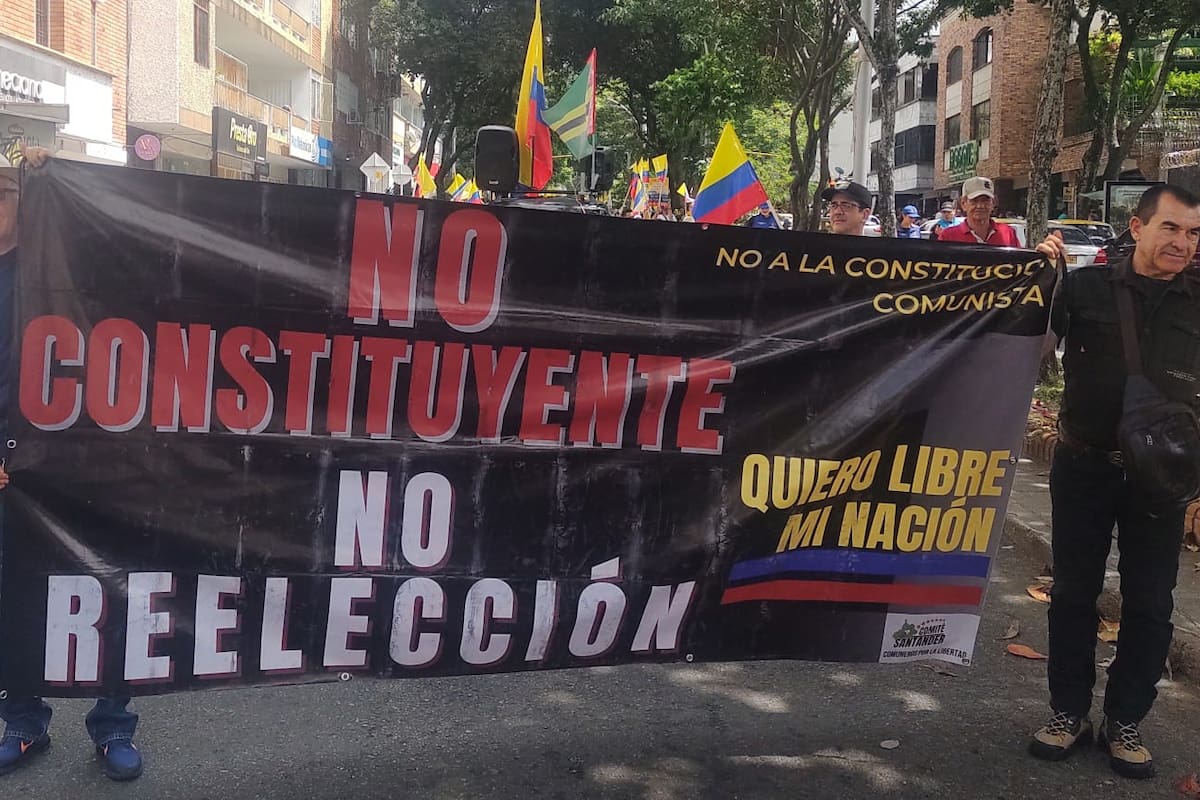 Con pancartas, los ciudadanos protestaron en contra de las propuestas del Gobierno de Gustavo Petro. (Foto: Euclides Kilô Ardila / VANGUARDIA)