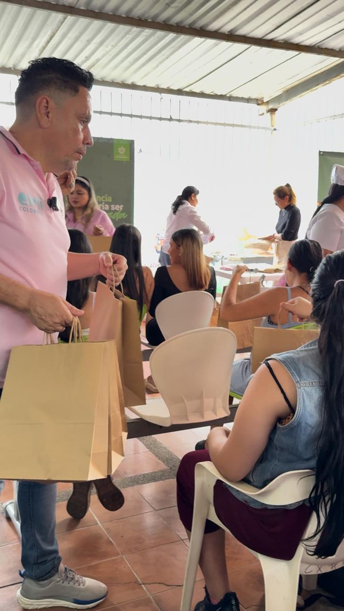 En el Hospital Local del Norte, EIMI 2025 entregó varios trajes de bebés a las madres de los menores.