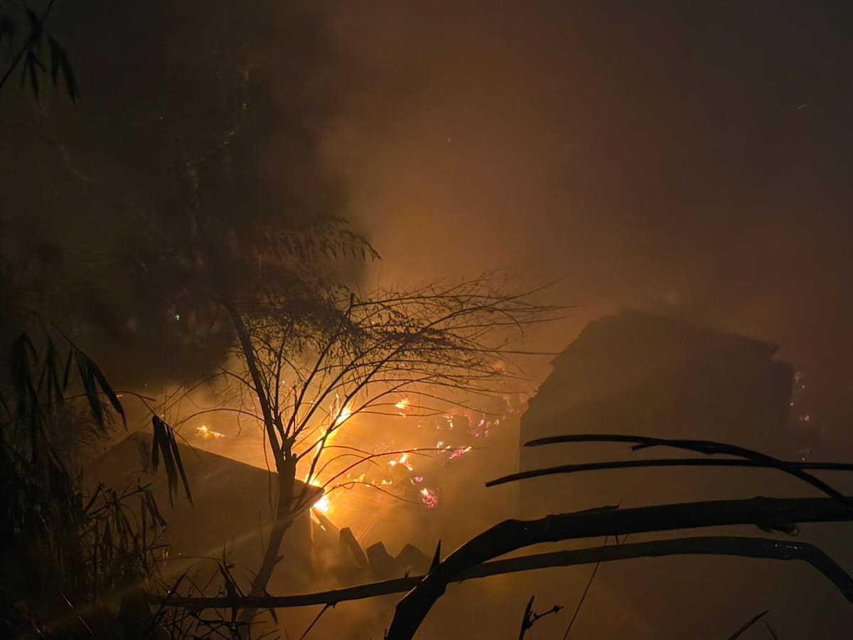 Voraz incendio. (Foto: Jaime Moreno / VANGUARDIA)