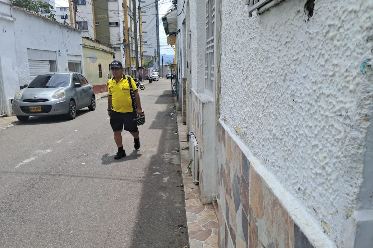 Bucaramanga se ha ido quedando sin andenes y, con ello, los peatones también han perdido uno de los espacios básicos para movilizarse con seguridad. (Foro suministrada / VANGUARDIA)