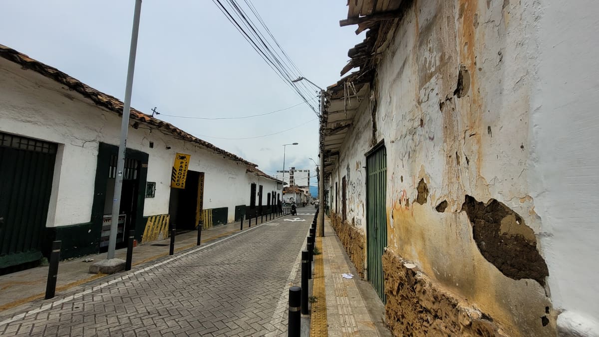 Algunos techos y paredes de las casonas de la calle 35, entre las carreras 9 y 10, podrían colapsar en cualquier momento. (Foto: Franz Rey / VANGUARDIA)