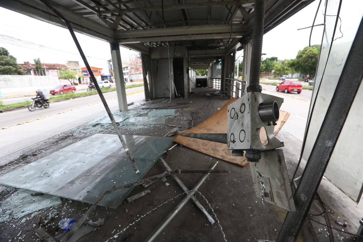 Es lamentable la imagen que muestra hoy la estación de Metrolínea, en el sector de Provenza. (Foto: Jaime Moreno / VANGUARDIA)