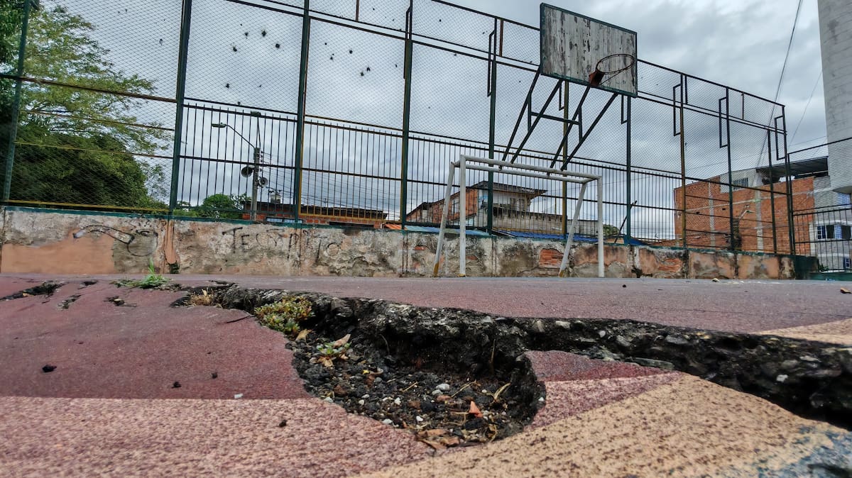 Canchas sin mantenimiento, sin oportunidades. (Foto: Marco Valencia / VANGUARDIA)