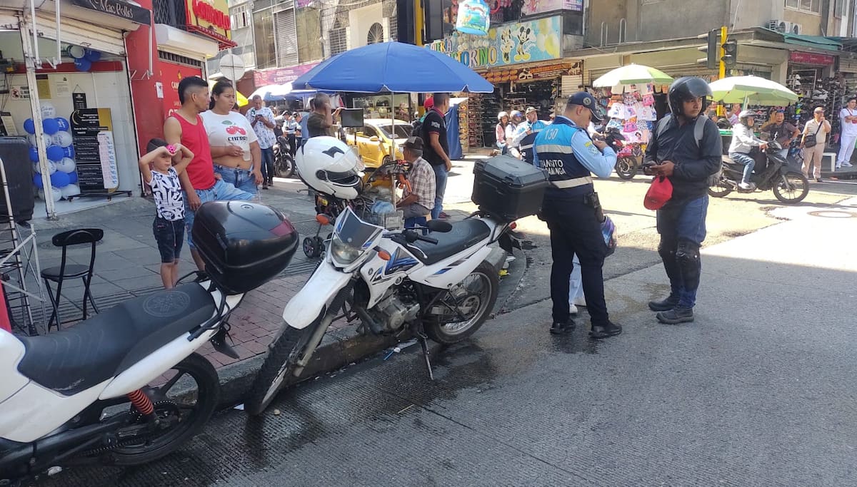 Tránsito lidera operativos de control vial en el Centro de Bucaramanga. (Foto: Euclides Kilô Ardila / VANGUARDIA)
