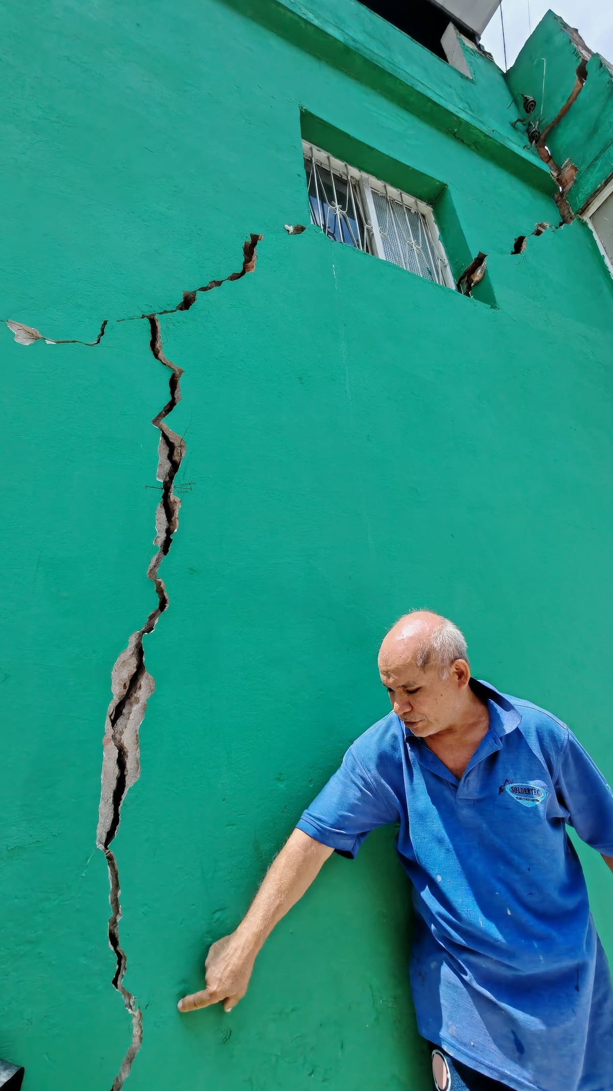 Grietas sin control: el miedo que obliga a abandonar viviendas en barrio de Bucaramanga. (Foto: Marco Valencia / VANGUARDIA)