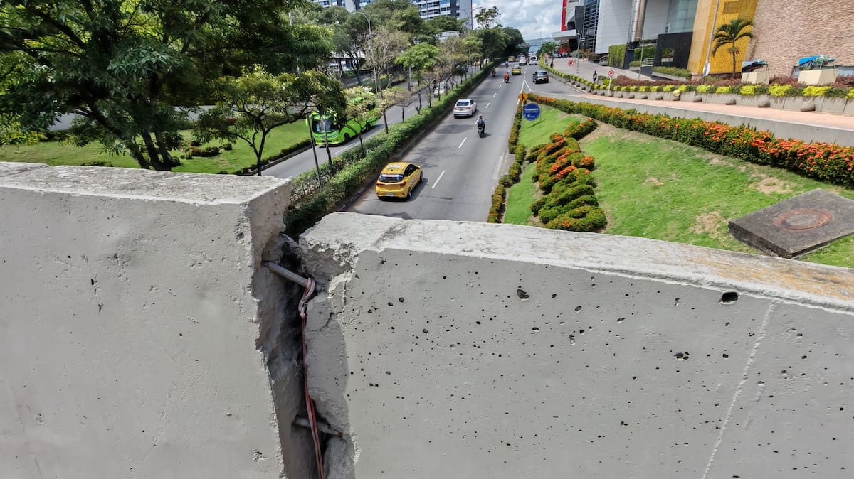 Advierten posibles riesgos para peatones y conductores por deterioro de puente en Bucaramanga. (Foto: Marco Valencia / VANGUARDIA)