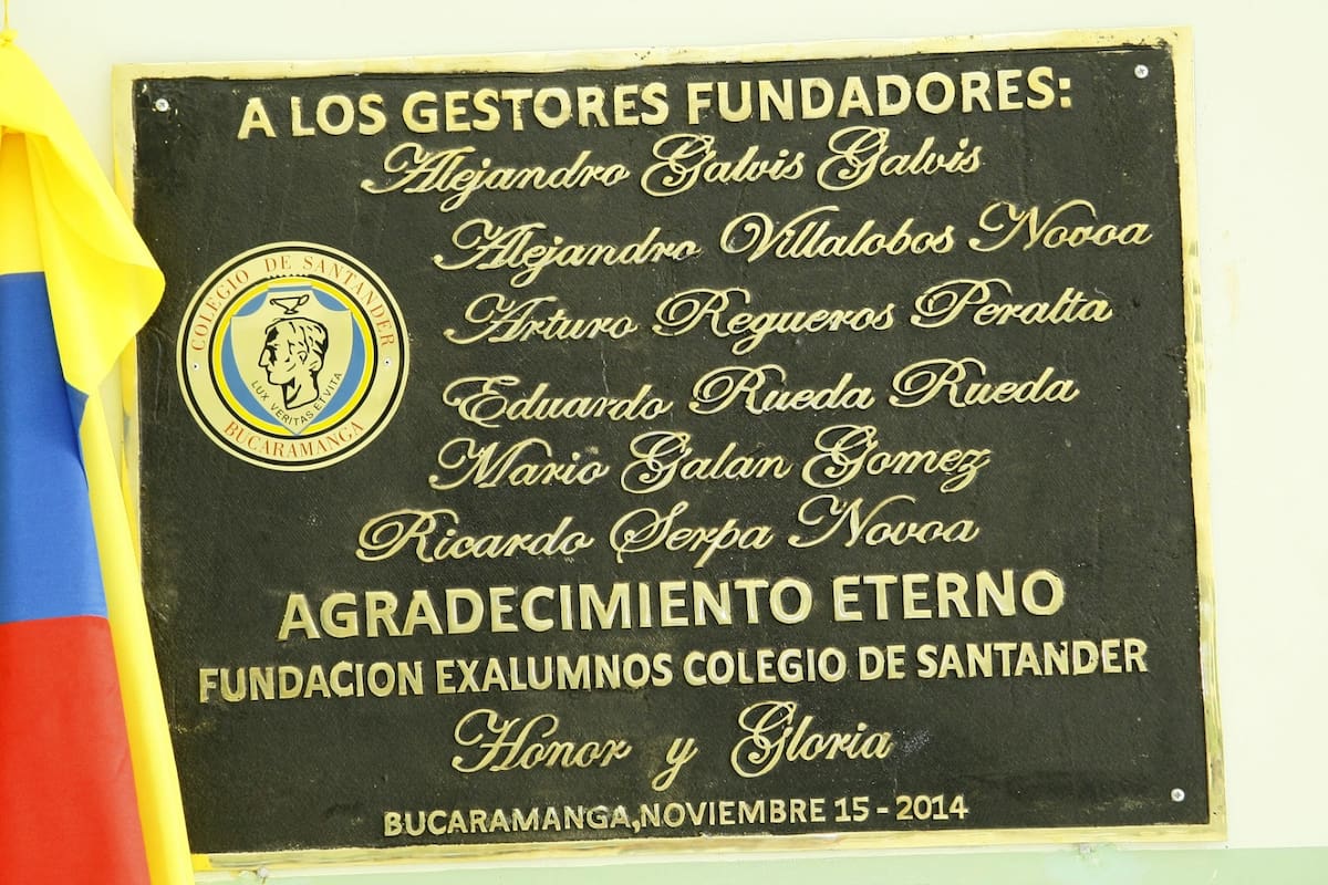 Placa conmemorativa que, en el año2014, rindió homenaje a los fundadores del Colegio De Santander. (Archivo/VANGUARDIA)
