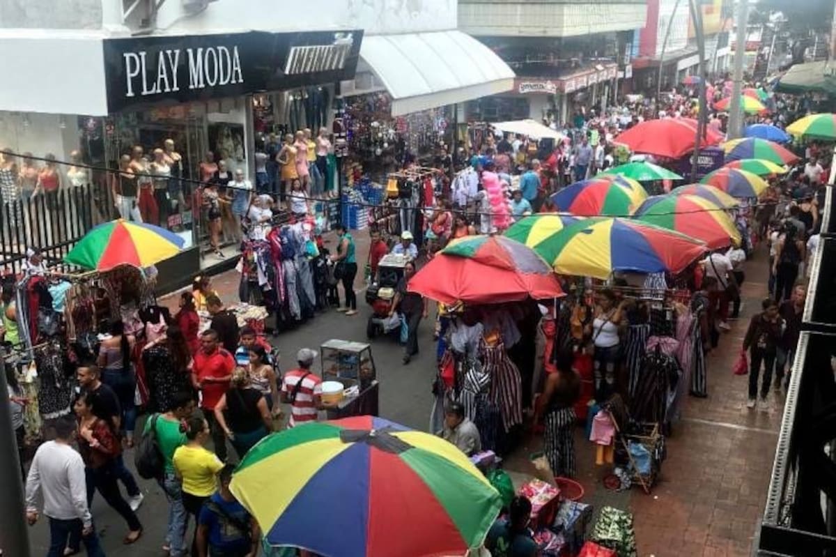 Las ventas ambulantes se tomaron el Paseo del Comercio.