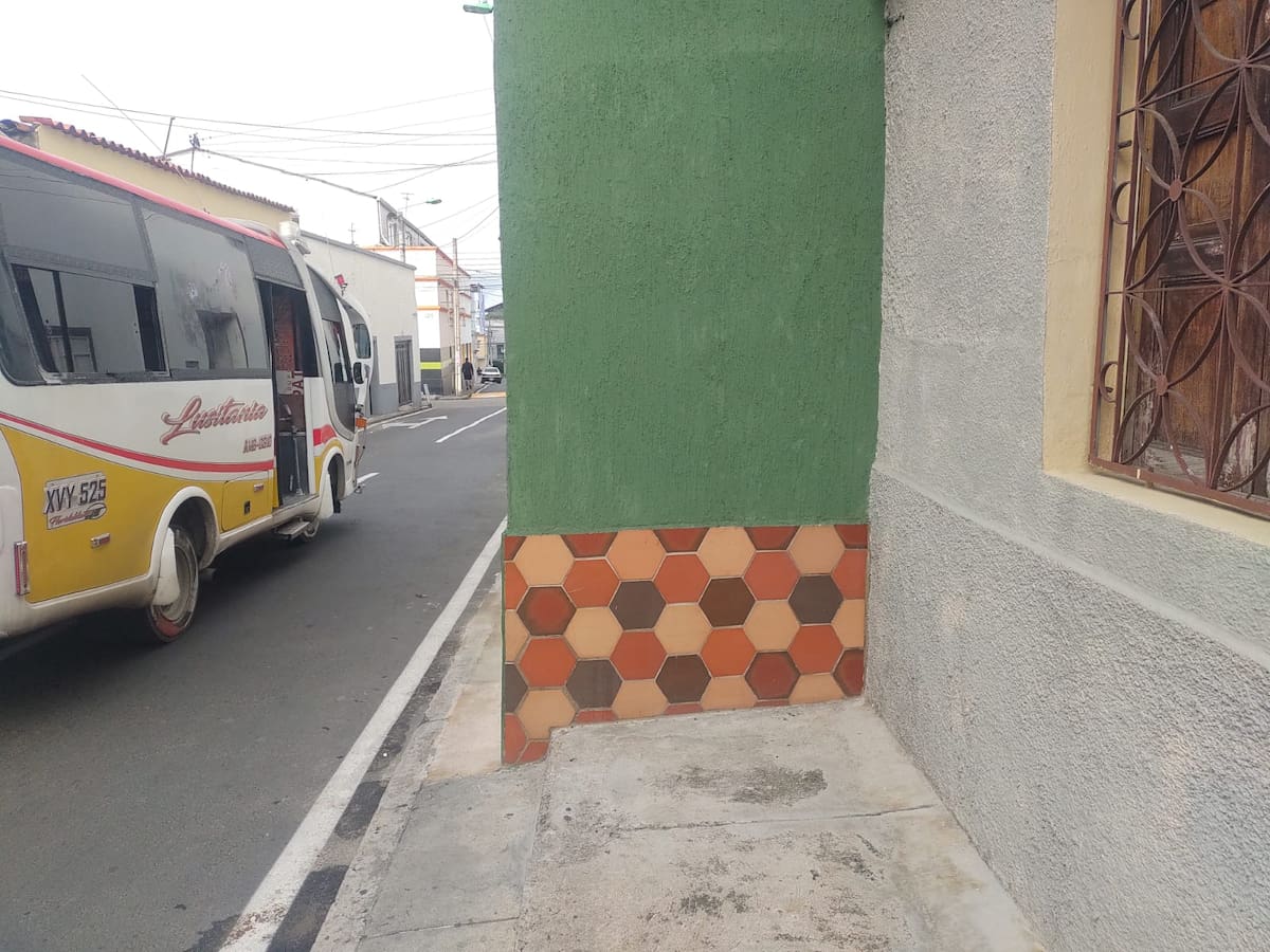 'Muelas urbanísticas' en la calle 35 con carrera séptima. (Foto suministrada por Federico José Gómez / VANGUARDIA)