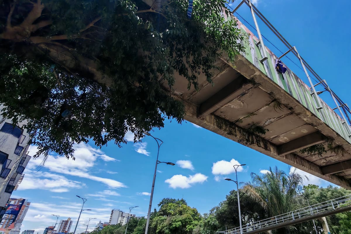 Bucaramanga desde arriba: puentes que ya no conectan, ahora amenazan. Este es el paso elevado que comunica al Parque de los Niños con la Normal Superior. (Foto: Marco Valencia / VANGUARDIA)