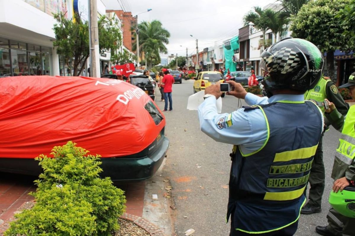 Los agentes de tránsito están realizando operativos de control del espacio público en los sectores más críticos de la ciudad como Cabecera y Centro, entre otros. Las multas por estacionar en sitios prohibidos son de 15 salarios mínimos diarios.