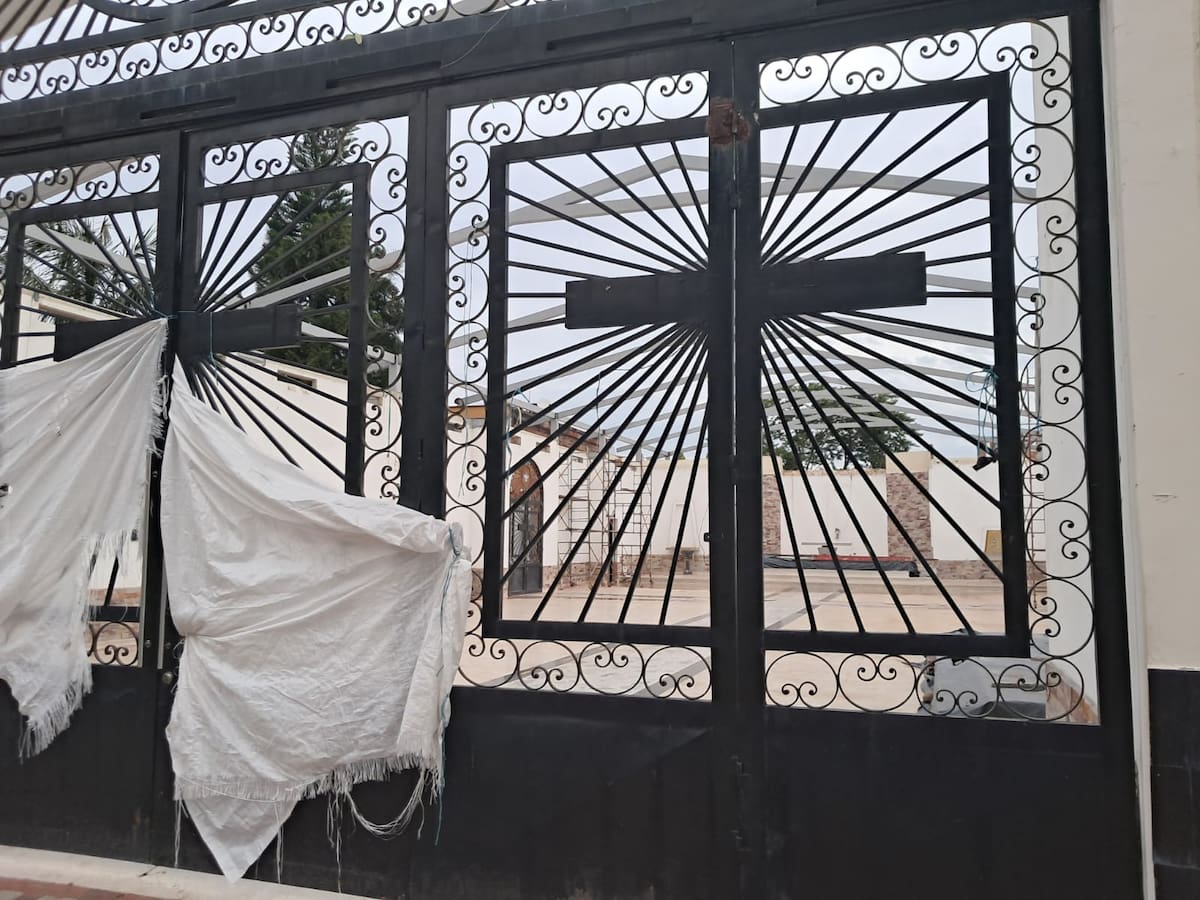 El templo mira al cielo mientras renace: inició la obra de la nueva cubierta parroquial. (Foto: Euclides Kilô Ardila / VANGUARDIA)