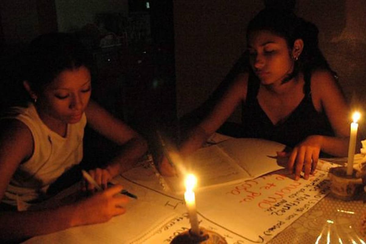 Los jóvenes tuvieron que hacer tareas a la luz de una vela.