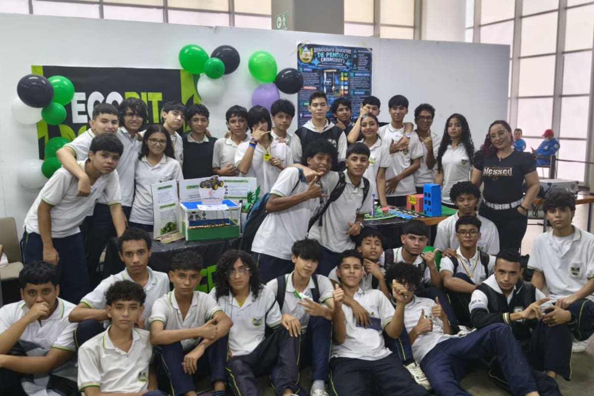 Estudiantes del colegio INEM, promotores de la iniciativa de ahorro de energía.
