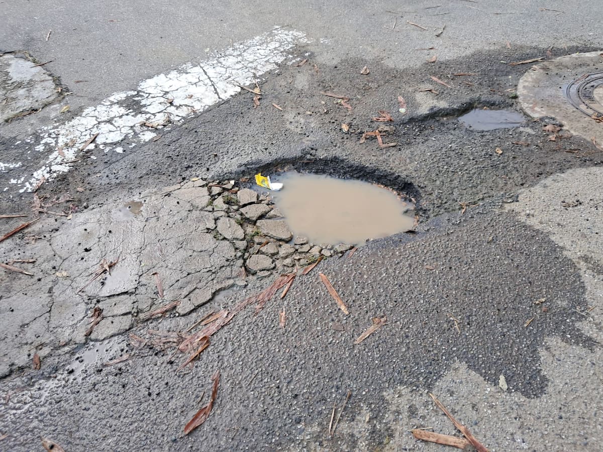 Vecinos piden atención por enorme bache. (Foto suministrada por José Molinares / VANGUARDIA)
