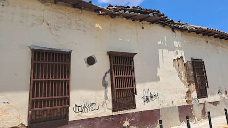 Alerta por deterioro de casa del antiguo Archivo Departamental: la fachada podría colapsar