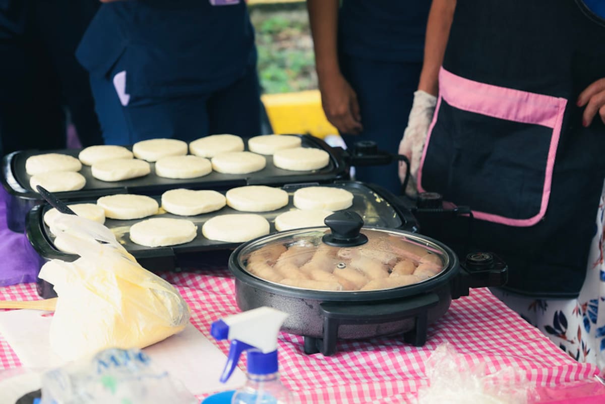 La jornada también sirvió para apoyar a los adultos mayores con algunos de sus emprendimientos.