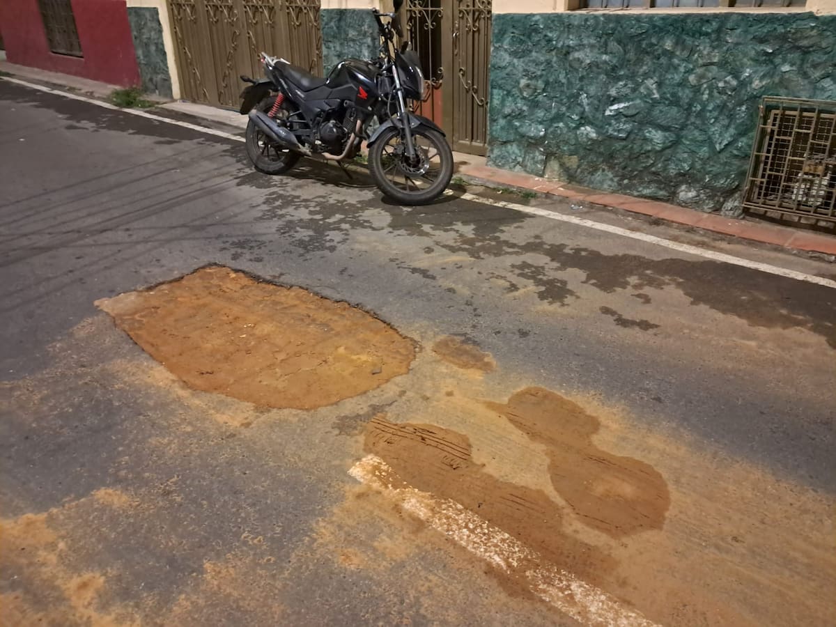 Mal estado del pavimento en la calle 35 con carrera 7. (Foto suministrada / VANGUARDIA)