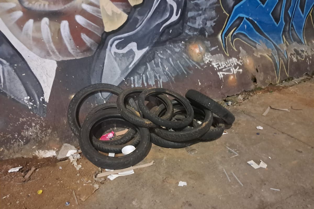 Carrera 9 con calle 44: llantas abandonadas en la acera. (Foto suministrada por José Alfredo Gutiérrez / VANGUARDIA)