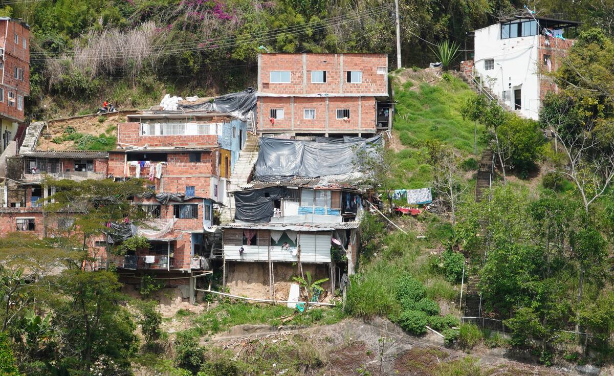 Construcciones ilegales sobre la escarpa de Morrorrico. (Foto: Marco Valencia / VANGUARDIA)