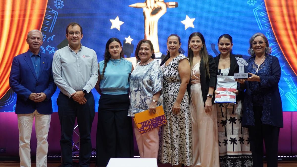 Aresio Lineros, miembro de la Junta Directiva de la Cámara de Comercio de Bucaramanga; Juan Carlos Rincón Liévano, presidente ejecutivo de dicha cámara; Andrea Camacho Anaya, gerente de Producto de la UNAB Tec; Flor Alba Casadiegos, rectora del Instituto Politécnico de Bucaramanga; y Karen León Ramírez, Lina María Prada, María Victoria Guerrero y Luciana Torres Valderrama, líderes y docentes del colegio ganador.