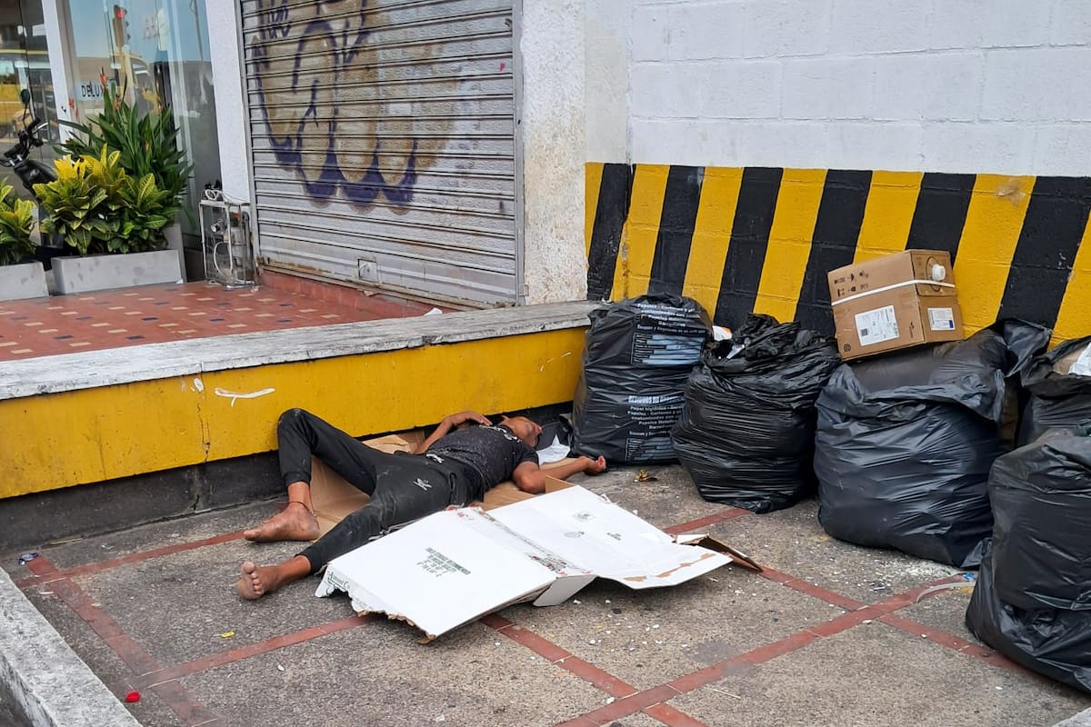 Habitantes en situación de calle ocupan espacios públicos de Cabecera. (Foto suministrada / VANGUARDIA)