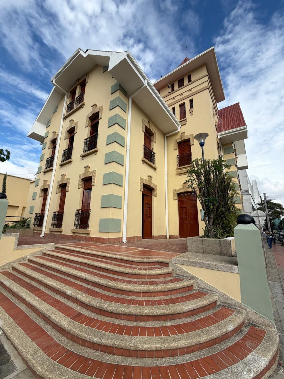 Entre torres, ventanas e historia: así renace la Casa Alemana de Bucaramanga.
