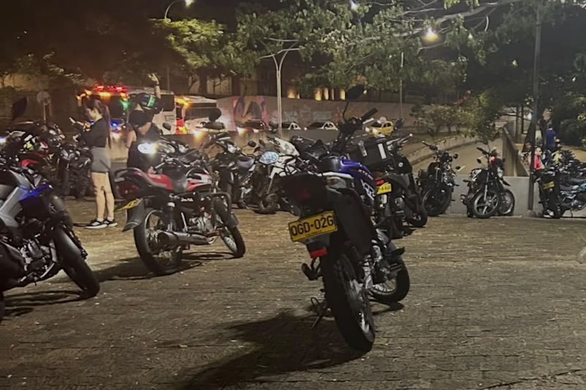 Ilegal parqueo de motocicletas. (Foto suministrada por Jairo Lizcano / VANGUARDIA)
