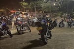 Defensor de la Comunidad: convierten plazoleta en sitio de parqueo de motos