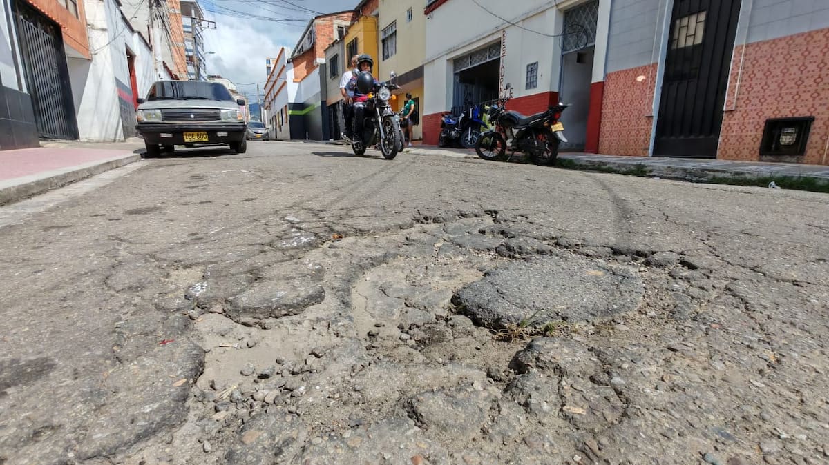Pavimento de la vía de acceso al Recrear del barrio La Joya. (Foto: Marco Valencia / VANGUARDIA)