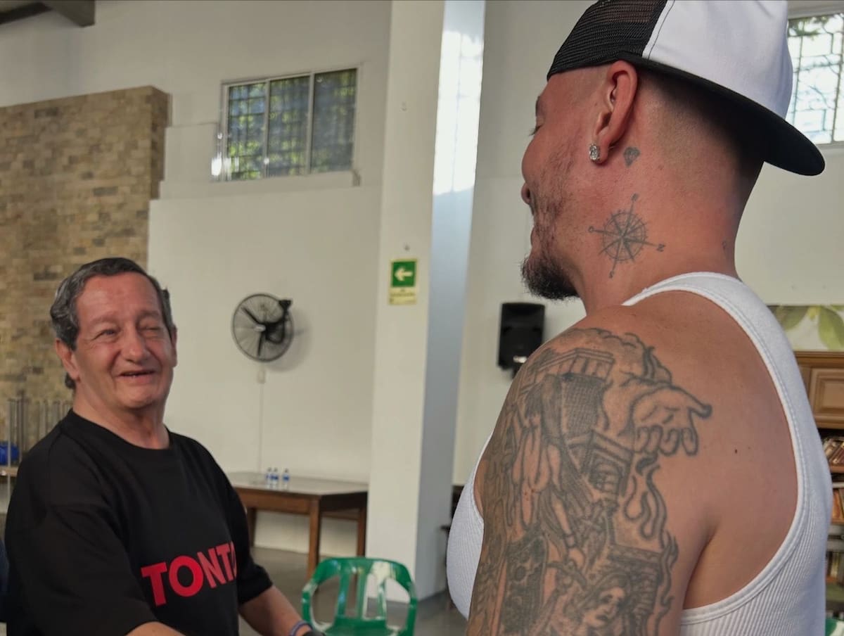 J Balvin llega al Asilo San Rafael y les da una gran sorpresa a nuestros viejos.