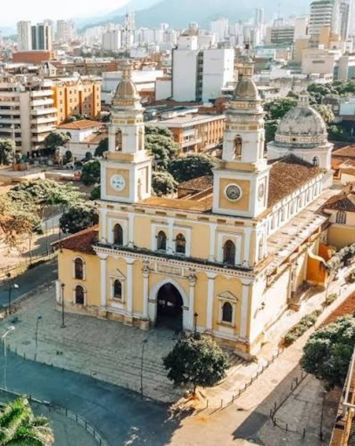 El 'coconuma hijo' se levanta en las gradas del templo de San Laureano.