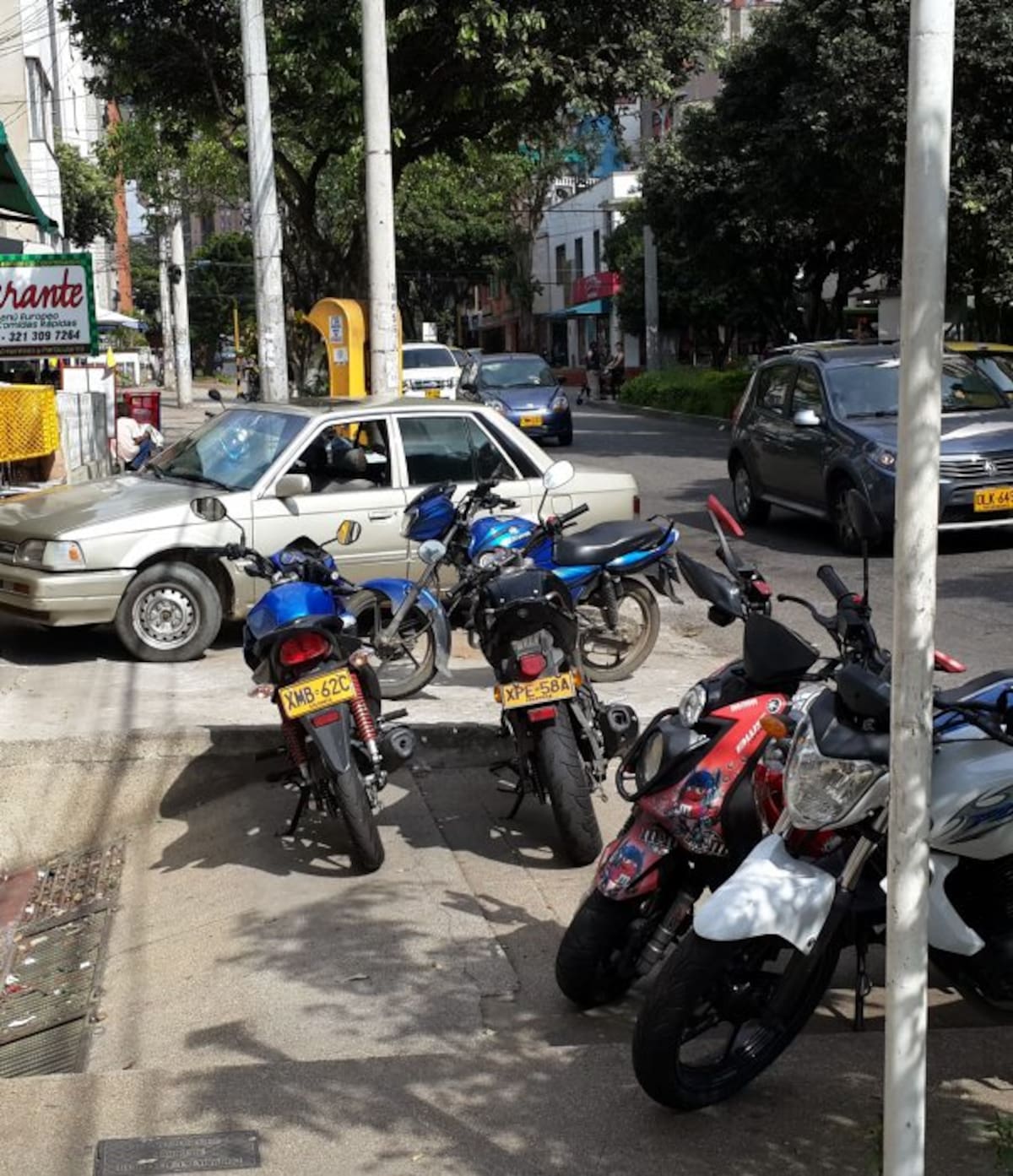 Invasión de motos y carros en andenes de Bucaramanga.