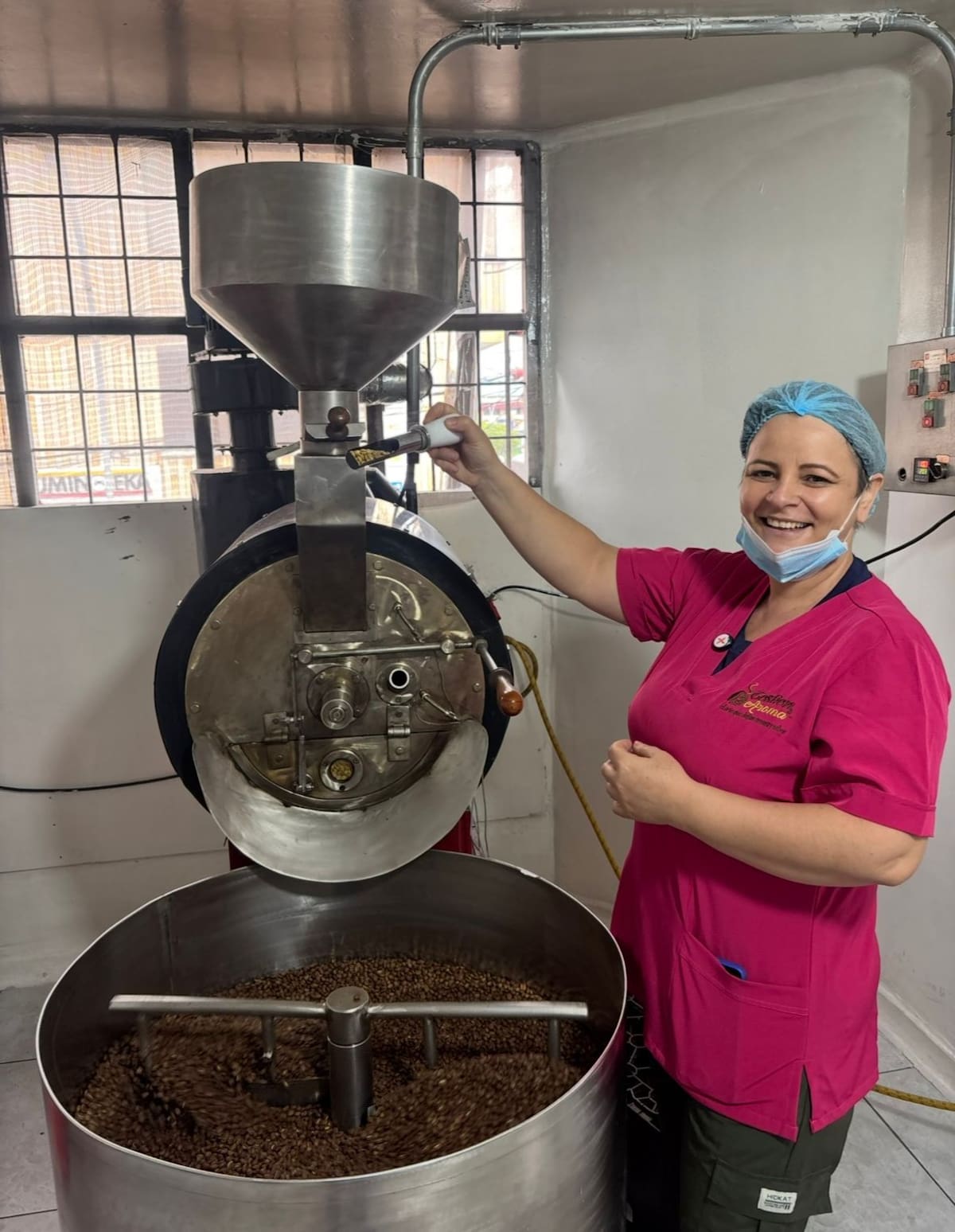 Yheili Licet Arenas Fonseca y su tostadora, a la cual ella misma le dice: "la consentida". (Foto: Felipe Jaime / VANGUARDIA)