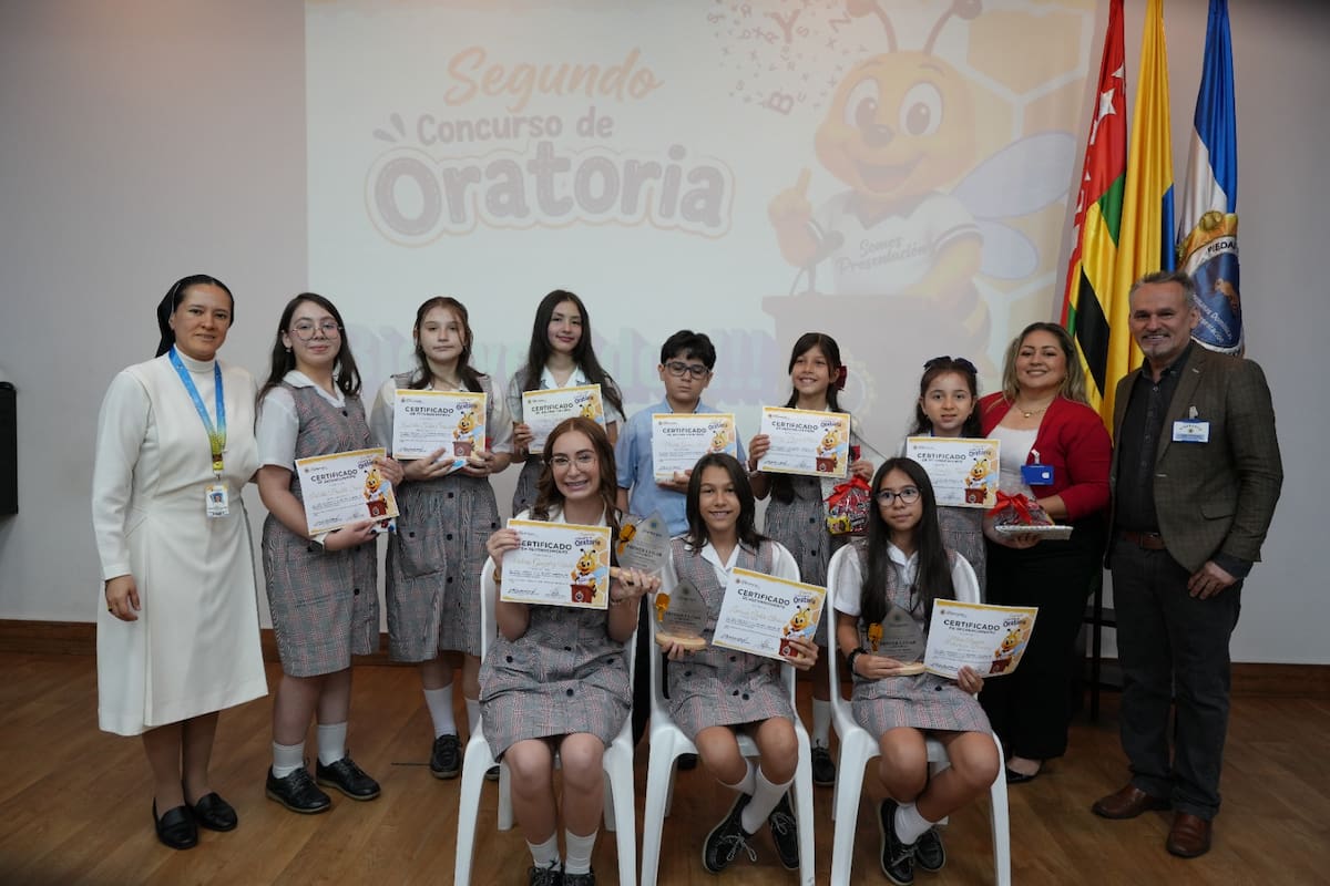 Los estudiantes finalistas del Concurso: Isabella Pradilla Suárez, Valeria González Uribe, Isabella Tello Sanabria, Luciana Ardila Alarcón, María Alejandra Peñaloza Benítez, María Catalina Acevedo Rodríguez, Nicolás Gómez Ariza, Catalina Ramírez Tapias y Salomé Pinzón Parra. Junto a ellos aparecen los miembros del jurado calificador: la hermanda Daissy Yasmín Acevedo Rubio, Ximena Adriana Almeida Guerrero, profesional en Gestión Empresarial y ejecutiva de la Editorial Edebé en Santander; y Euclides Kilô Ardila, en representación de Vanguardia.