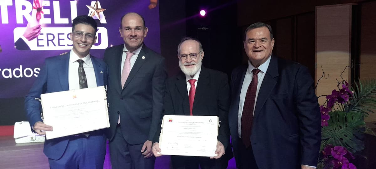 Aquí aparece Mario Gómez Díaz recibiendo su más reciente título académico, a los 75 años. Junto a él están: Matías Gómez, Juan Camilo Montoya Bozzi, rector de la UNAB; y Tiberio Gómez Bohórquez, miembro de la UNAB.