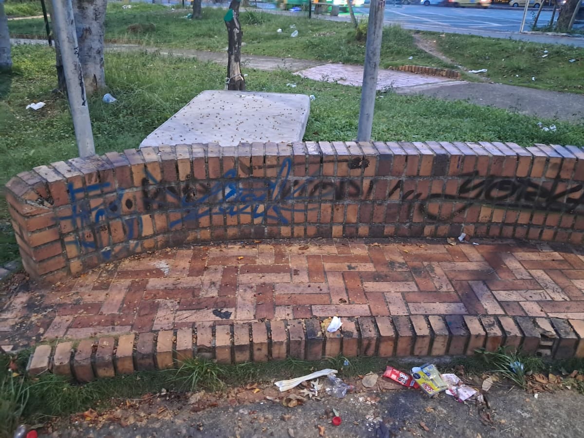 En el Parque de las Tres B, personas en situación de calle acomodan colchones viejos y convierten la zona en un improvisado dormitorio.
