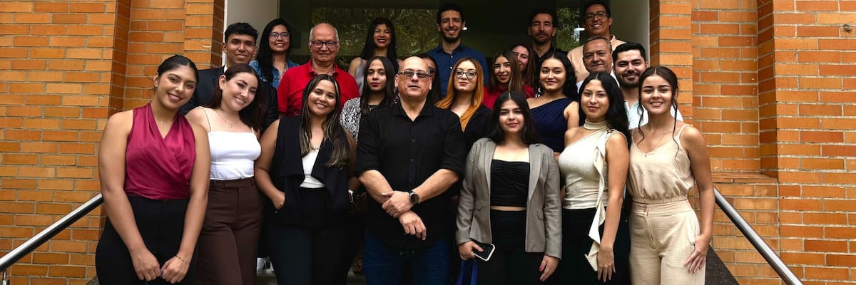 Integrantes de la comunidad académica del programa de Comunicación Social y Periodismo de la UDES. Entre otros aparecen: Oscar Alirio Rodríguez, coordinador de Prácticas; Rosa Picón, María Isabel López; Katherine Paredes, profesional de apoyo a graduados; Valentina Sofán, Julieth Gaona, Juan Sebastián Villafany y Carlos Alberto Durán, director del programa; y Hernando Rueda, Mauricio Navarro, Nelson Estrada, Juan Manuel Corredor y Cesar González, docentes.