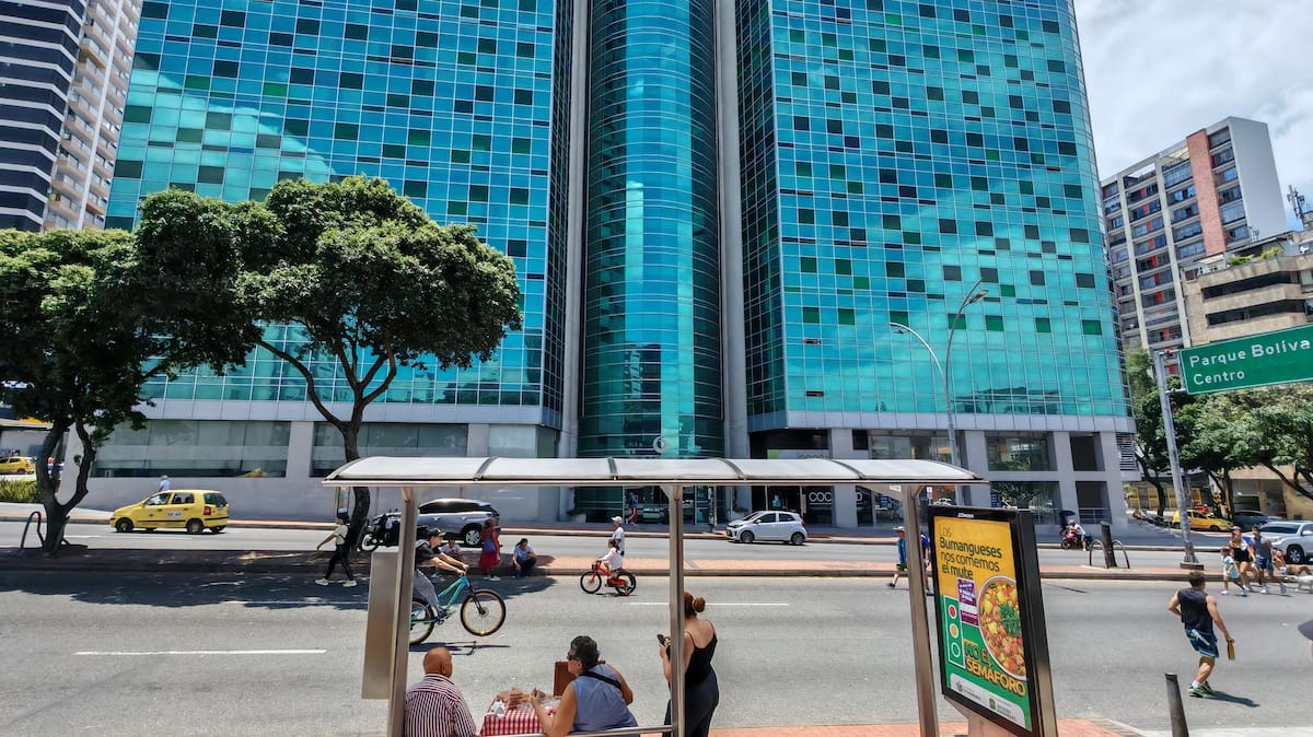 En el terreno donde funcionó el Teatro Sotomayor hoy existe un moderno centro empresarial. (Foto: Marco Valencia / VANGUARDIA)